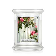 Kringle Candle Picket Fence srednja dišeča sveča z 2 stenjema (411 g)
