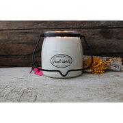 MIKHOUSE CANDLE Sweet Woods dišeča sveča BUTTER JAR 2 stenja (454 g)