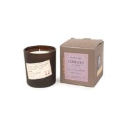 Paddywax Library Dišeča sveča Louisa May Alcott v darilni škatli 6,5 oz (184 g)