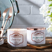 Kringle Candle FARMHOUSE Dišeča sveča Green Apple & Rukola 411 g