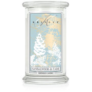 Kringle Candle Sandalwood & Cade velika dišeča sveča z 2 stenjema (624 g)