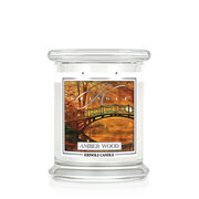 Kringle Candle Amber Wood srednja dišeča sveča z 2 stenjema (411 g)