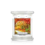 Kringle Candle Autumn Road srednja dišeča sveča z 2 stenjema (411 g)