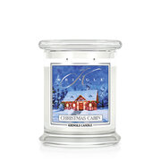 Kringle Candle Christmas Cabin srednje velika dišeča sveča z 2 stenjema (411 g)