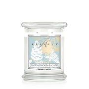 Kringle Candle Sandalwood & Cade dišeča sveča srednje velikosti 2 stenja (411 g)