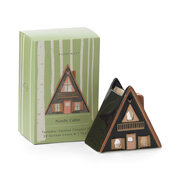 Keramična hišica za čajne svečke Paddywax NORWEGIAN COTTAGE z 1 čajno svečko in 20 kosi Palo Santo stožcev