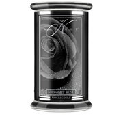 Kringle Candle Reserve Midnight Rose velika dišeča sveča z 2 stenjema (624 g)