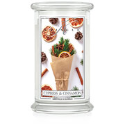 Kringle Candle Cypress & Cinnamon velika dišeča sveča z 2 stenjema (624 g)