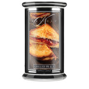 Kringle Candle Reserve Grilled PB & J velika dišeča sveča z 2 stenjema (624 g)