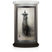 Kringle Candle Halloween Print Based Moody Witch with a Broomstick velika dišeča sveča z 2 stenjema (624 g)