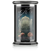 Kringle Candle Halloween Six Feet Under velika dišeča sveča z 2 stenjema (624 g)